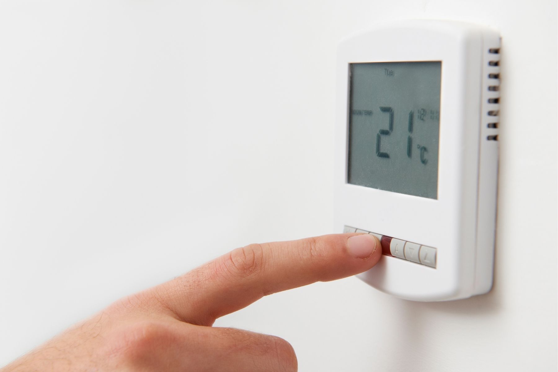 Smart home hub to manage internal temperature